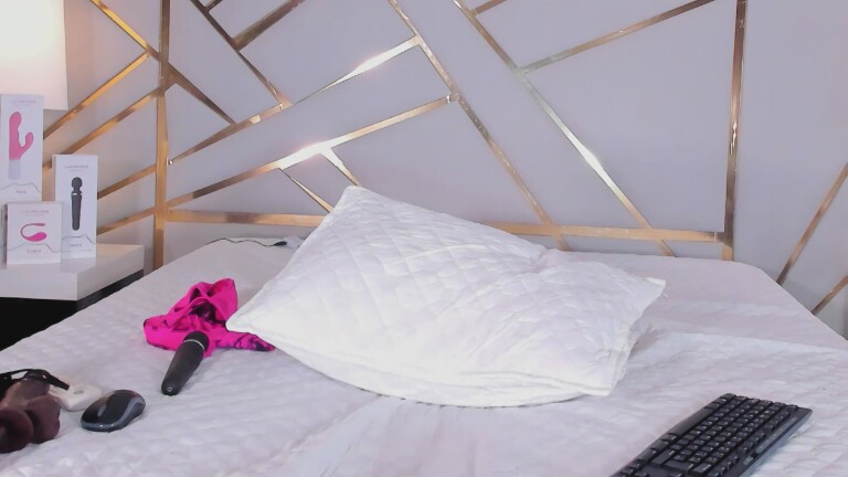 KiraHill's Streamate show and profile