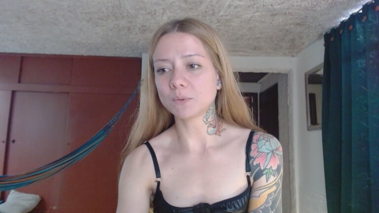 VicktoriaLou's Streamate show and profile