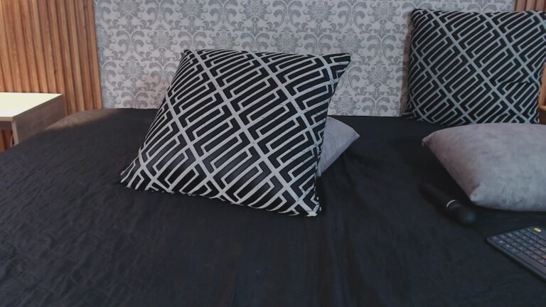 Charlotte_18's Streamate show and profile